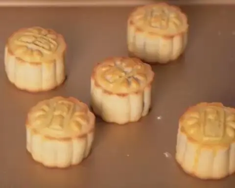 Super crispy soft milky mooncakes step 0