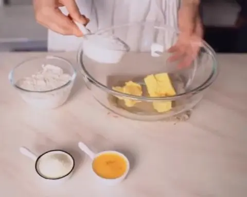 Super crispy soft milky mooncakes step 0