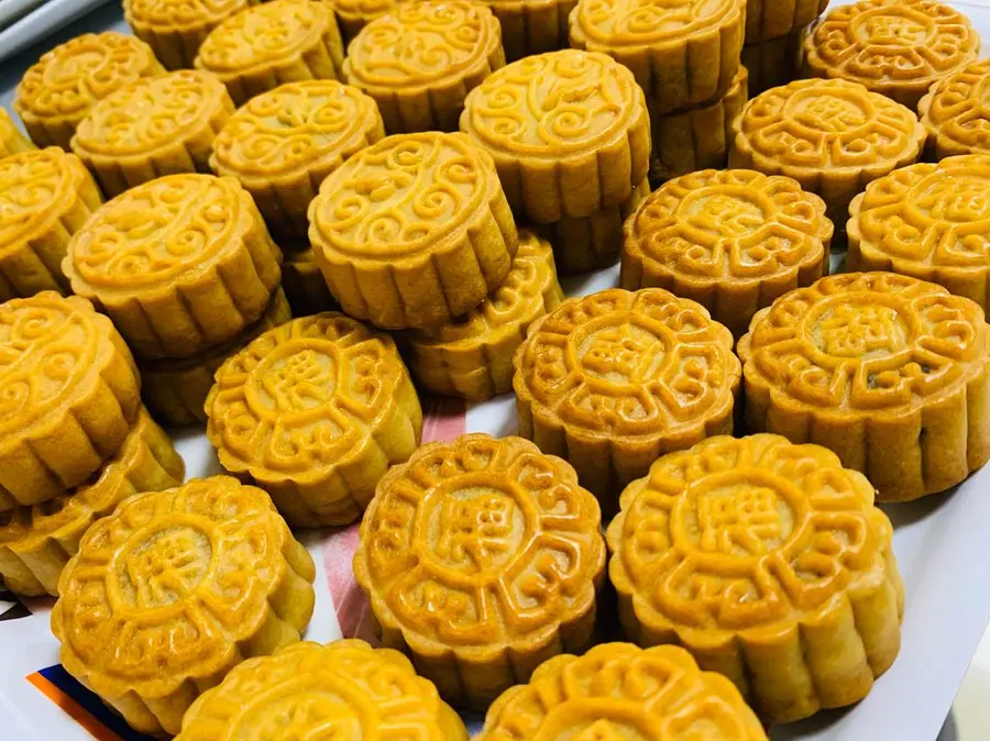 Cantonese mooncakes (homemade is very simple)