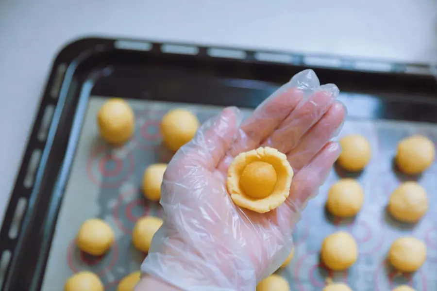 One bite of one mini puff pastry mooncake  with low sugar and fast hand step 0