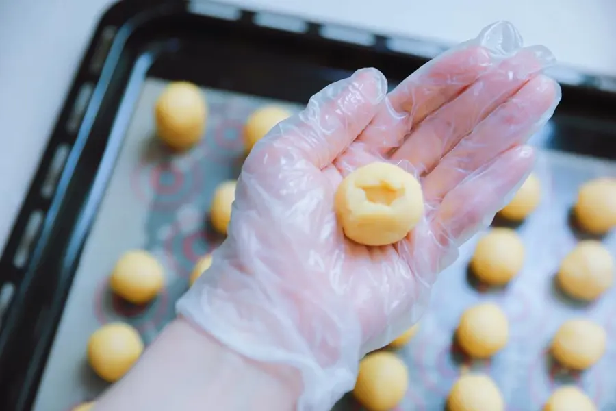 One bite of one mini puff pastry mooncake  with low sugar and fast hand step 0