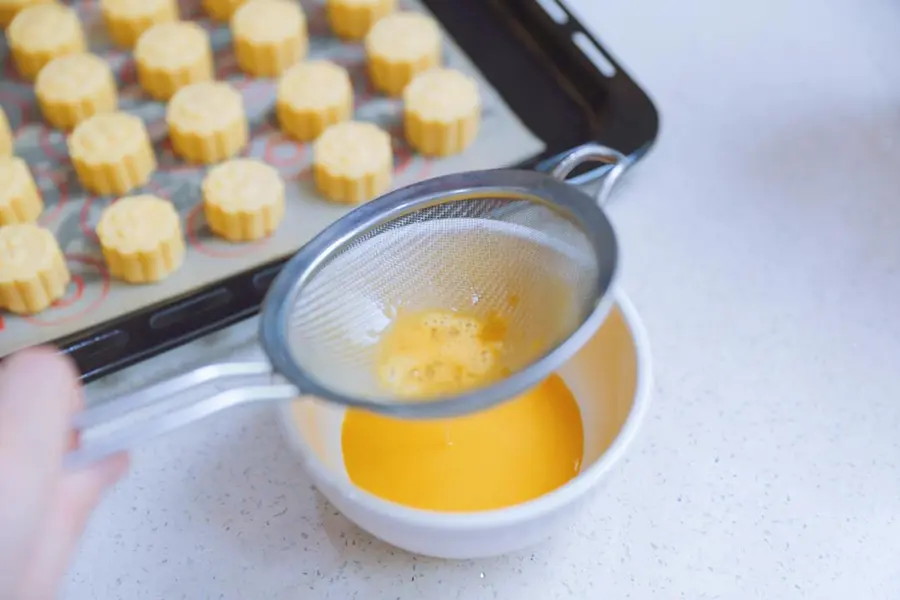 One bite of one mini puff pastry mooncake  with low sugar and fast hand step 0