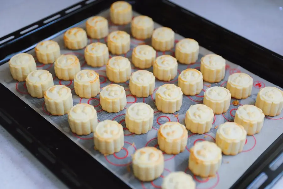 One bite of one mini puff pastry mooncake  with low sugar and fast hand step 0