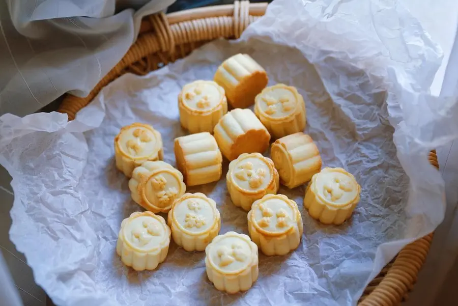 One bite of one mini puff pastry mooncake  with low sugar and fast hand step 0