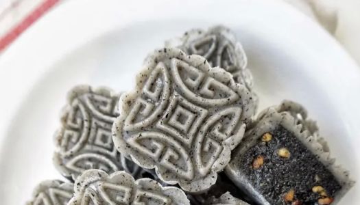 Black sesame walnut snow skin moon cakes, high appearance does not collide