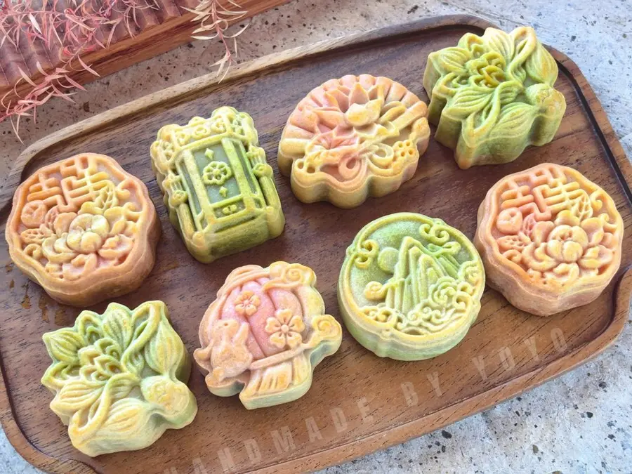 The exaggerated colorful Cantonese moon cakes lock these attention points!! step 0