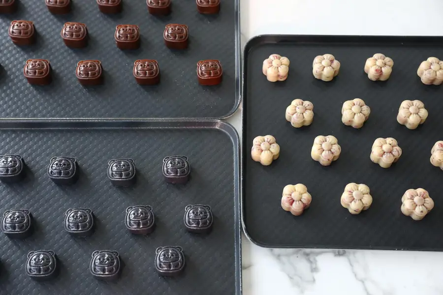 This year's hottest mini mooncake (black rice crust) step 0