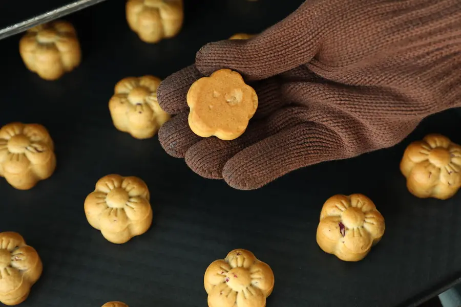 This year's hottest mini mooncake (black rice crust) step 0