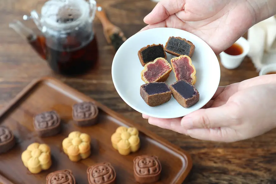 This year's hottest mini mooncake (black rice crust) step 0