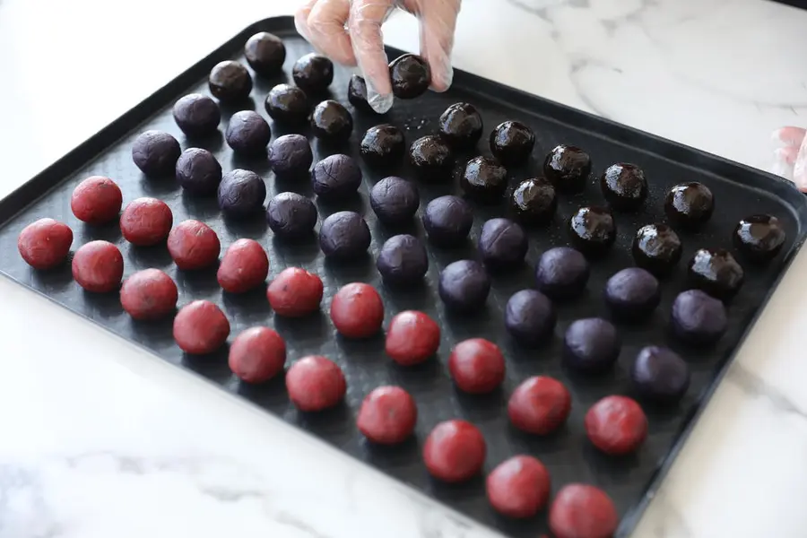 This year's hottest mini mooncake (black rice crust) step 0