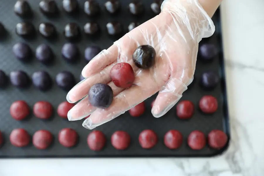 This year's hottest mini mooncake (black rice crust) step 0