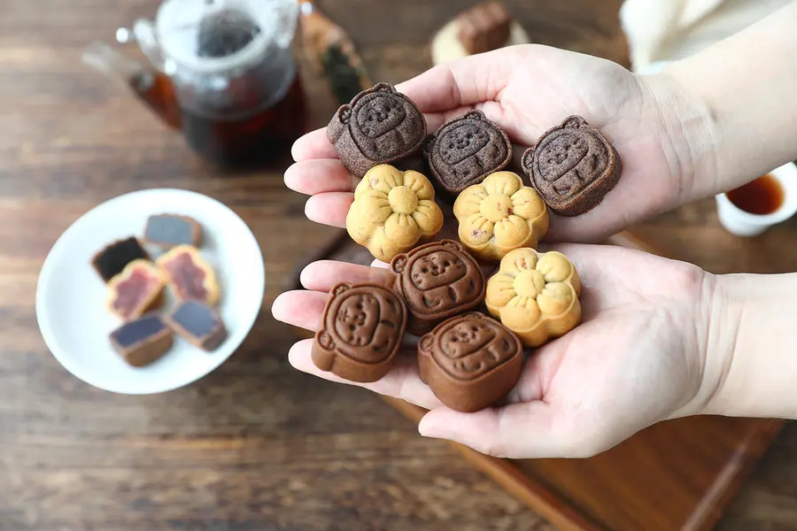 This year's hottest mini mooncake (black rice crust)