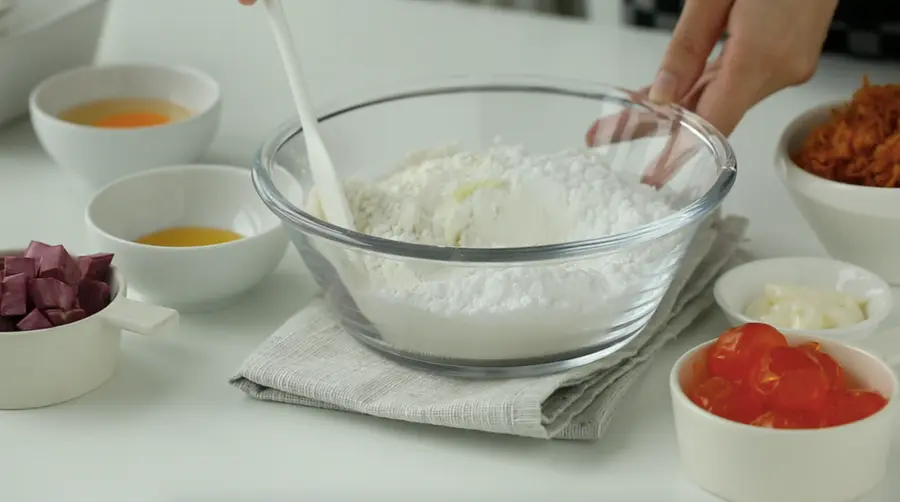 Taro puree, egg yolk, juchia, potato and large moon cakes step 0