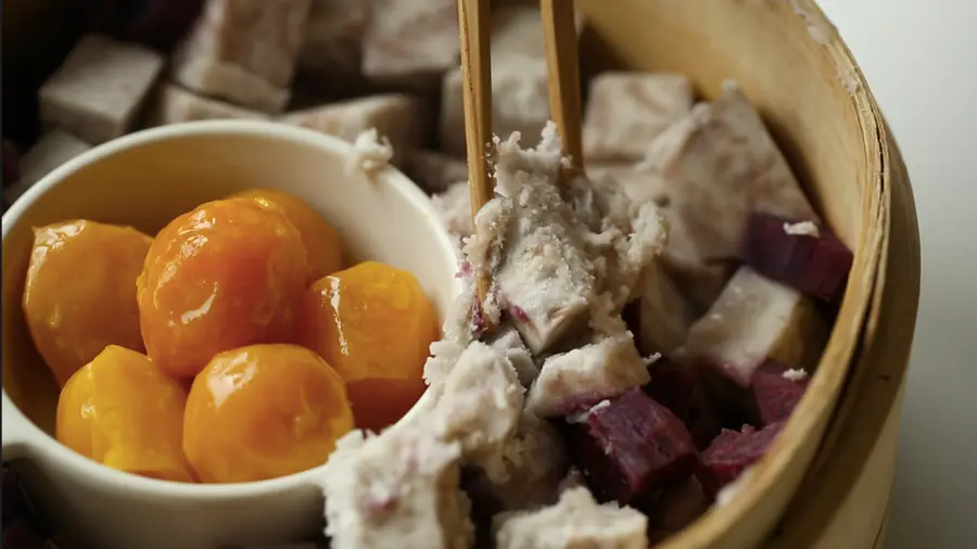 Taro puree, egg yolk, juchia, potato and large moon cakes step 0