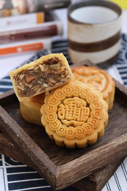 Cantonese five-kernel mooncakes step 0