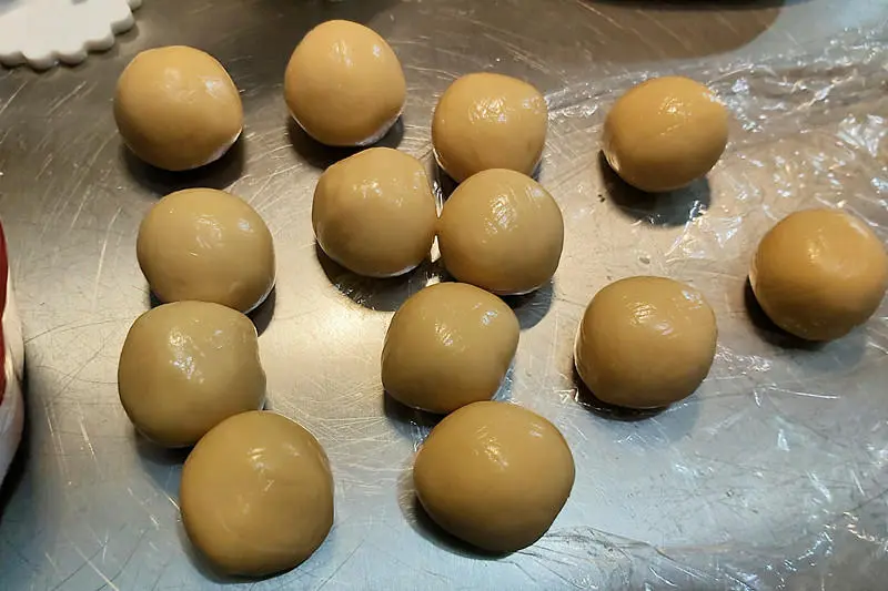 Cantonese five-kernel mooncakes step 0