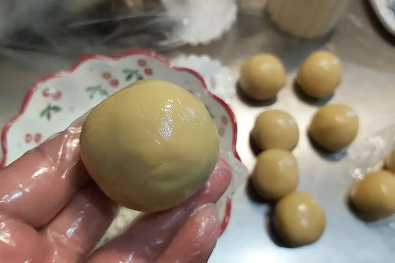 Cantonese five-kernel mooncakes step 0