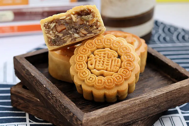 Cantonese five-kernel mooncakes