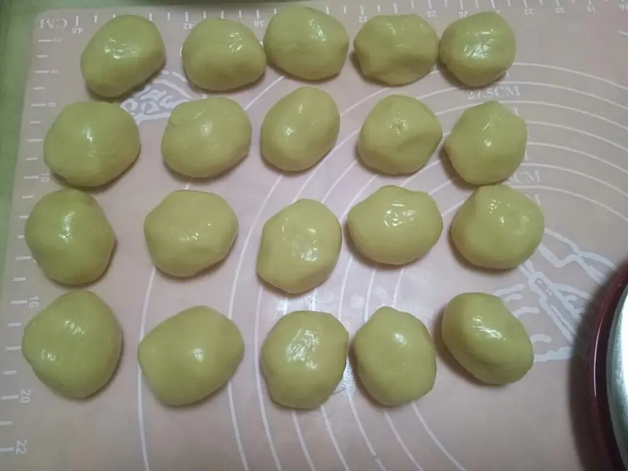 Cantonese five-kernel mooncakes step 0