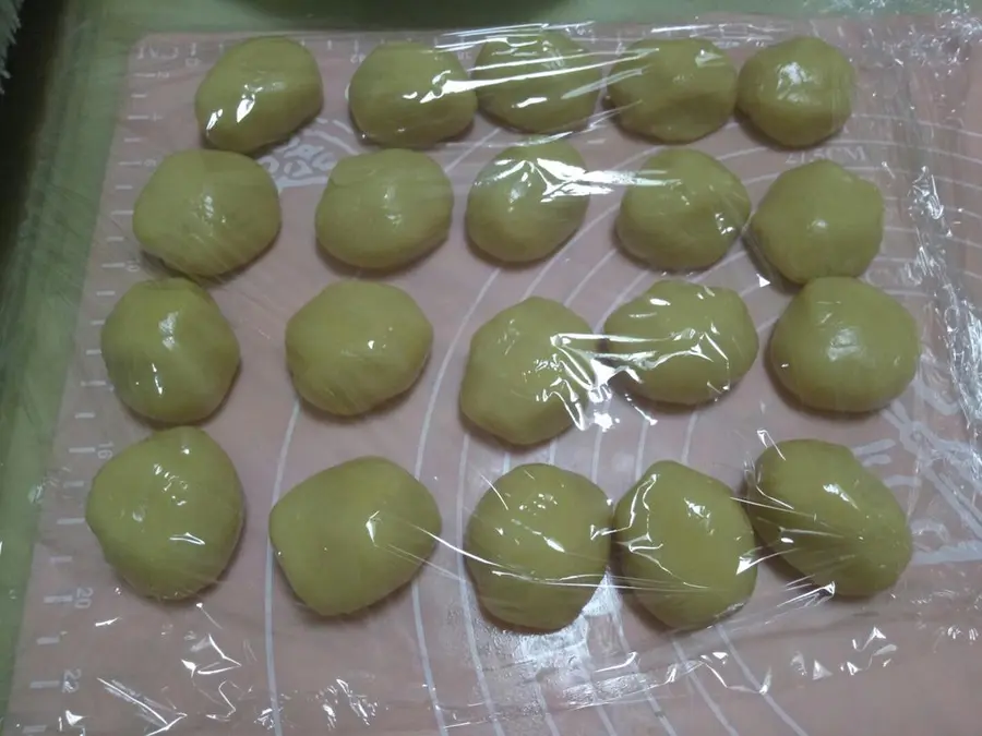 Cantonese five-kernel mooncakes step 0