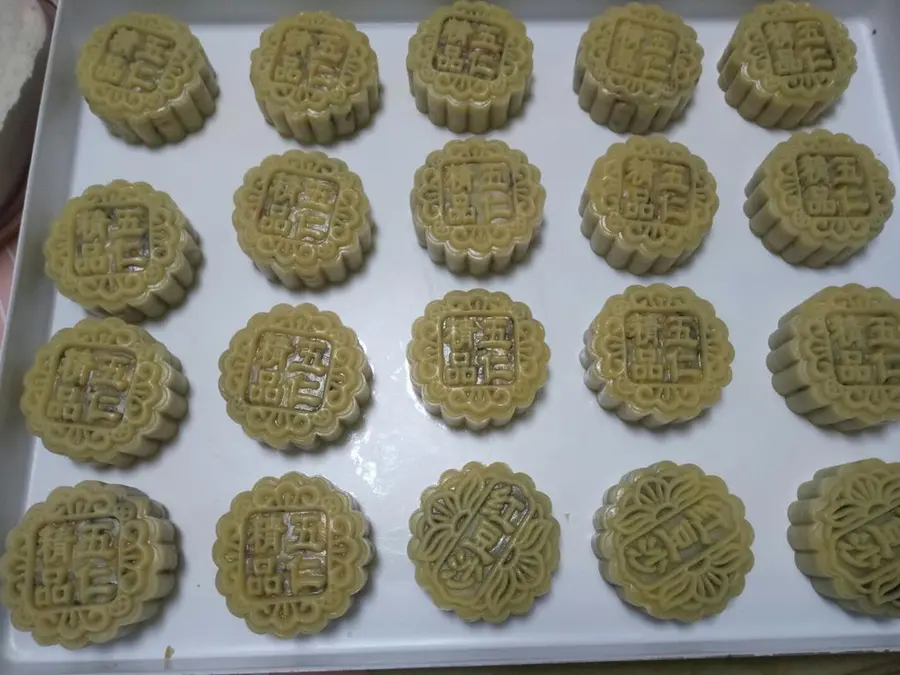 Cantonese five-kernel mooncakes step 0