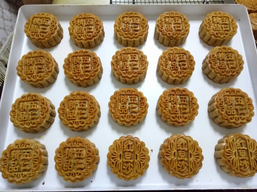 Cantonese five-kernel mooncakes step 0