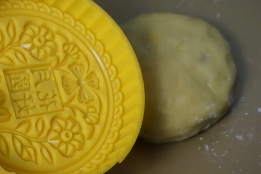  Mid-Autumn Festival moon cakes are bigger than the face - the whole family reunion share  step 0