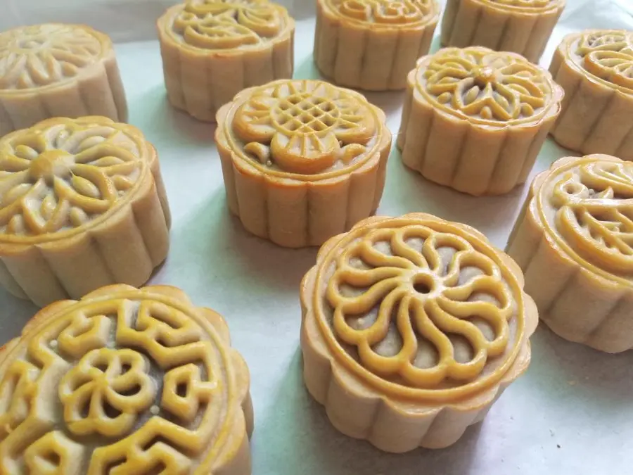 Cantonese mooncake â˜˜ï¸ = egg yolk bean paste filling step 0