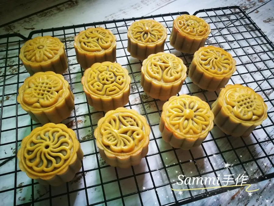 Cantonese mooncake â˜˜ï¸ = egg yolk bean paste filling step 0