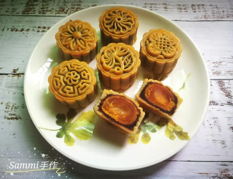 Cantonese mooncake ☘️ = egg yolk bean paste filling