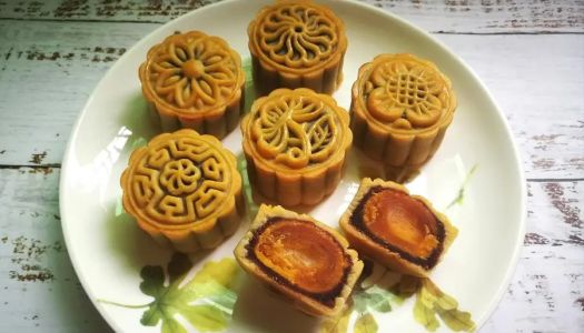 Cantonese mooncake ☘️ = egg yolk bean paste filling