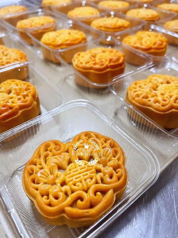 A Cantonese mooncake crust with a clear pattern of low sugar and low oil step 0