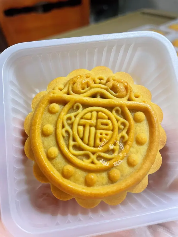 A Cantonese mooncake crust with a clear pattern of low sugar and low oil step 0