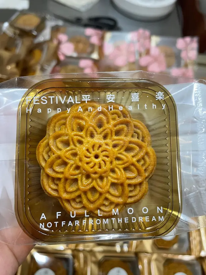 A Cantonese mooncake crust with a clear pattern of low sugar and low oil step 0