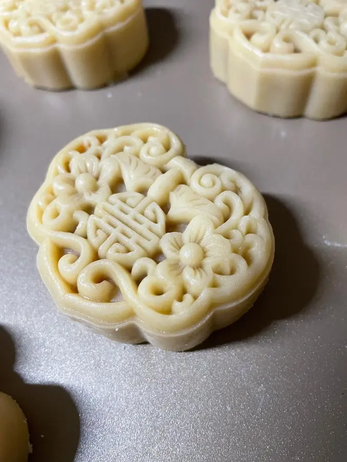 A Cantonese mooncake crust with a clear pattern of low sugar and low oil step 0