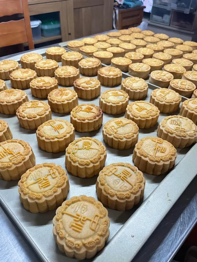 A Cantonese mooncake crust with a clear pattern of low sugar and low oil step 0