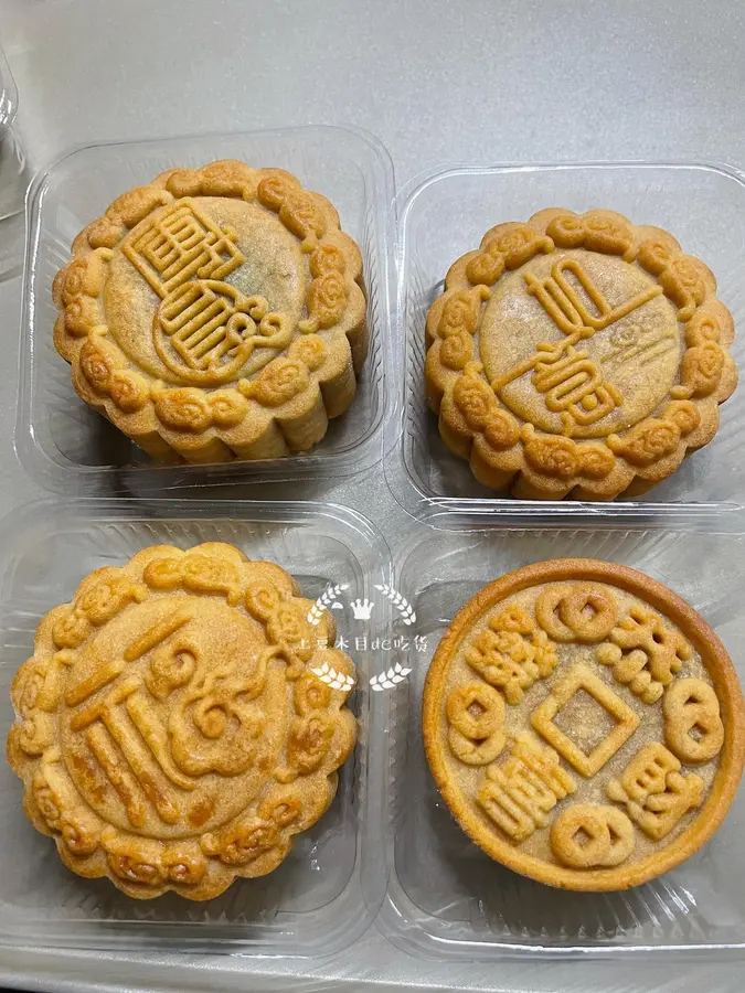 A Cantonese mooncake crust with a clear pattern of low sugar and low oil step 0