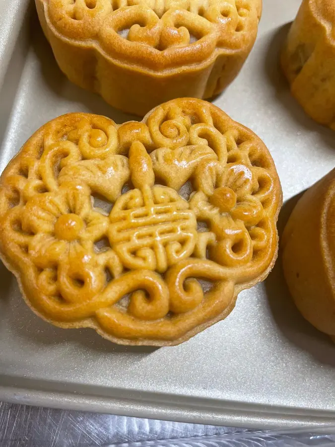 A Cantonese mooncake crust with a clear pattern of low sugar and low oil step 0