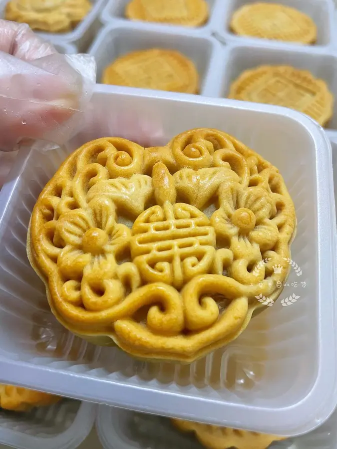 A Cantonese mooncake crust with a clear pattern of low sugar and low oil