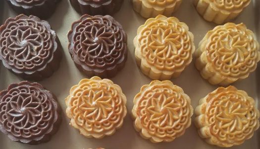 Perfectly proportioned Cantonese mooncake crust (no waist)