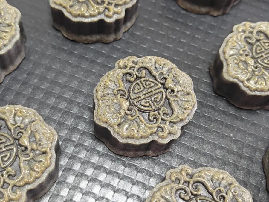 Private black gold rice mooncakes - with black sesame walnut filling recipe step 0