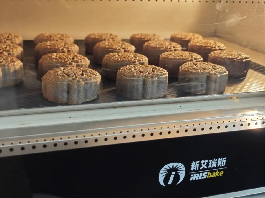 Private black gold rice mooncakes - with black sesame walnut filling recipe step 0