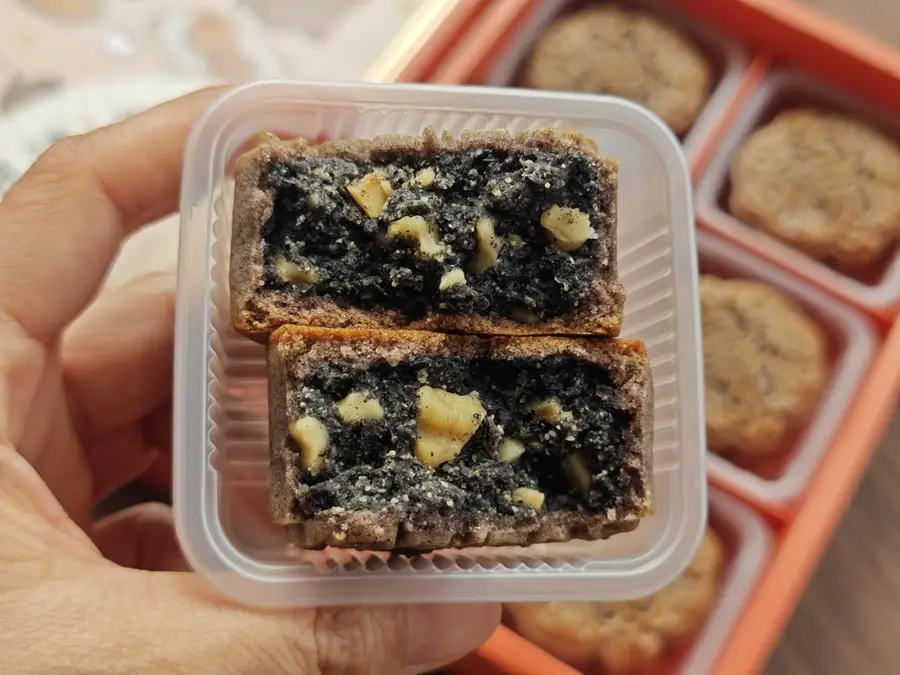 Private black gold rice mooncakes - with black sesame walnut filling recipe step 0