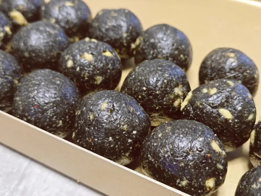 Private black gold rice mooncakes - with black sesame walnut filling recipe step 0