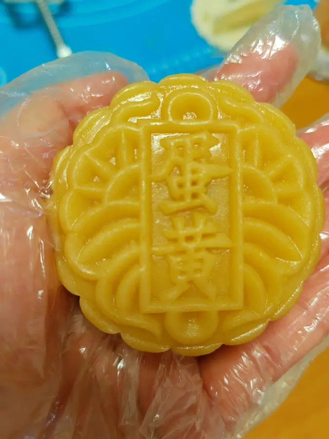 75g homemade egg yolk white lotus paste mooncakes step 0