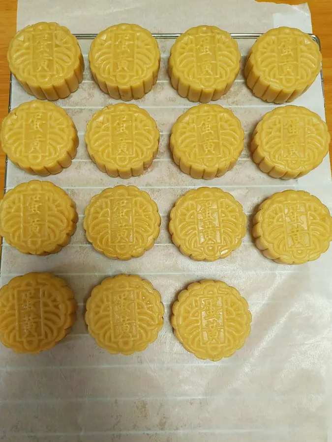 75g homemade egg yolk white lotus paste mooncakes step 0