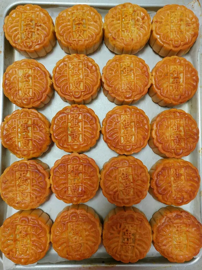 75g homemade egg yolk white lotus paste mooncakes step 0