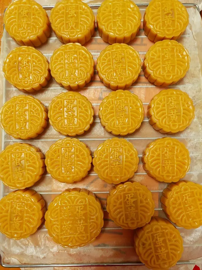 75g homemade egg yolk white lotus paste mooncakes step 0