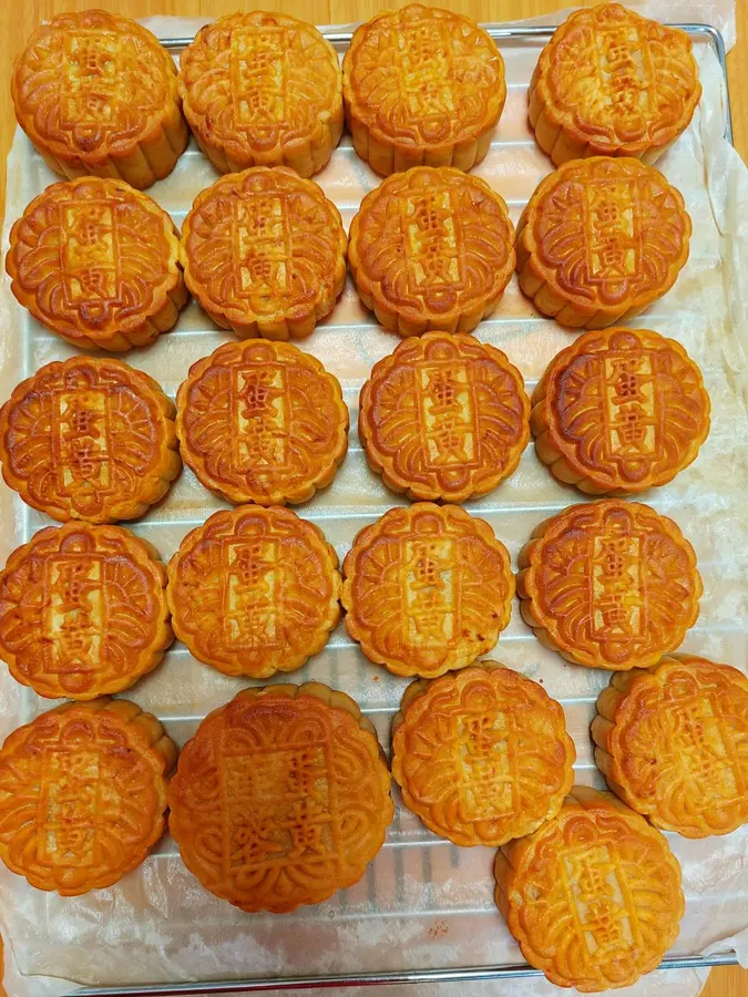 75g homemade egg yolk white lotus paste mooncakes step 0