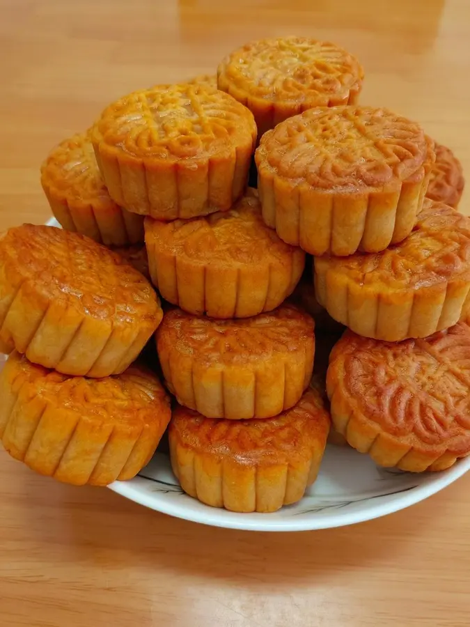 75g homemade egg yolk white lotus paste mooncakes step 0